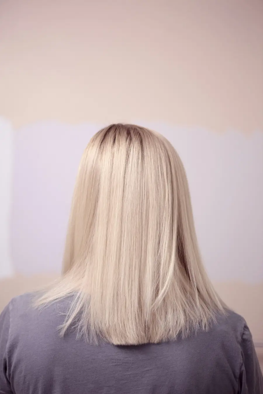 Na: strakke blonde bob, gezien van achteren